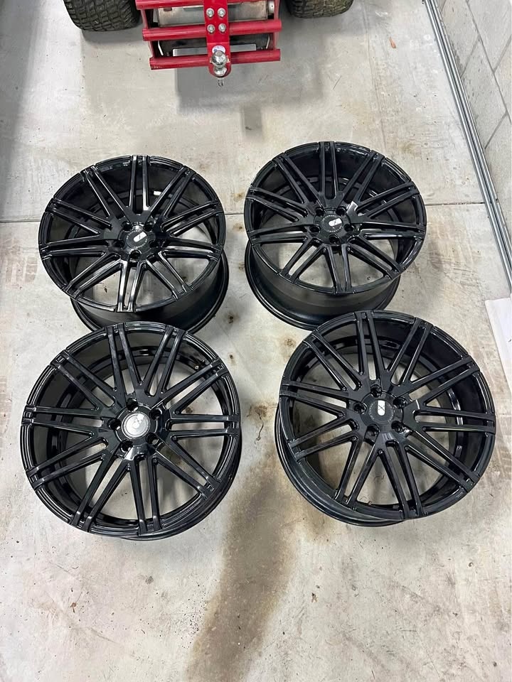 20” x 10” et30 // 5x112 XOXO Gloss Black Wheels