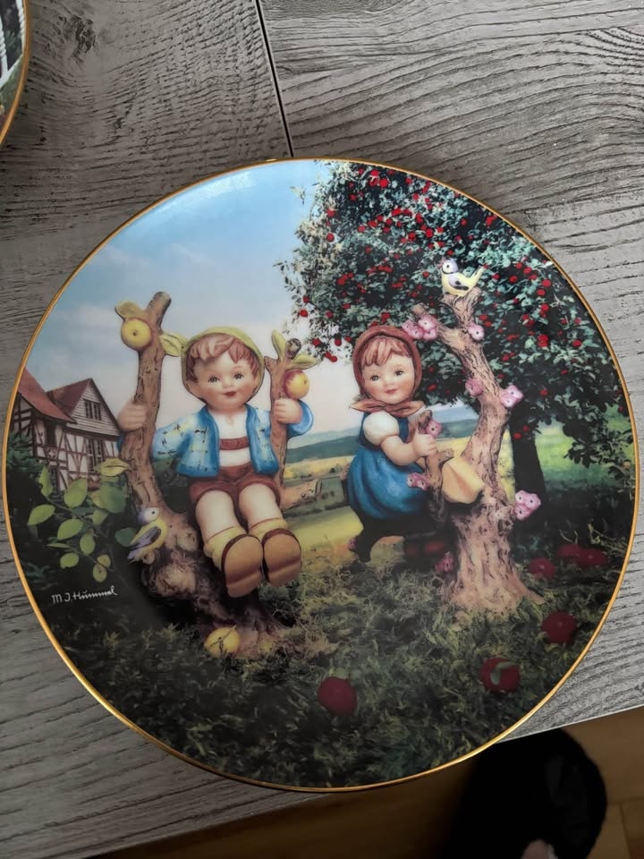 Danbury Mint Hummel Plates - photo 3
