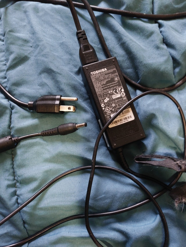 Toshiba Universal AC Adapter - photo 2
