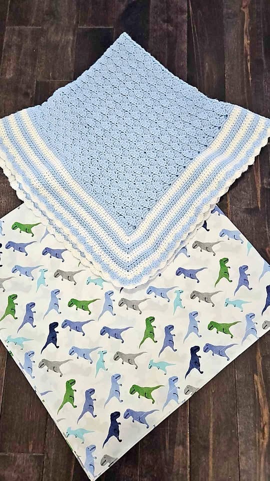 2 piece Baby set in Blue. Blanket and swaddle Sheet