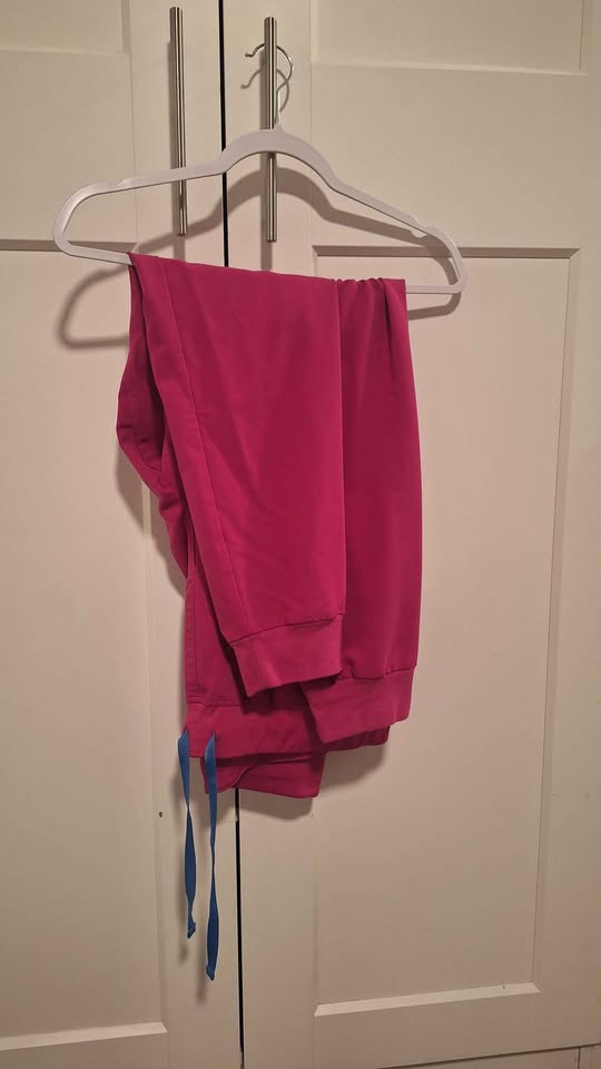 FIGS Raspberry Sorbet Set & Vivid Red Rafaela Top for sale - photo 5