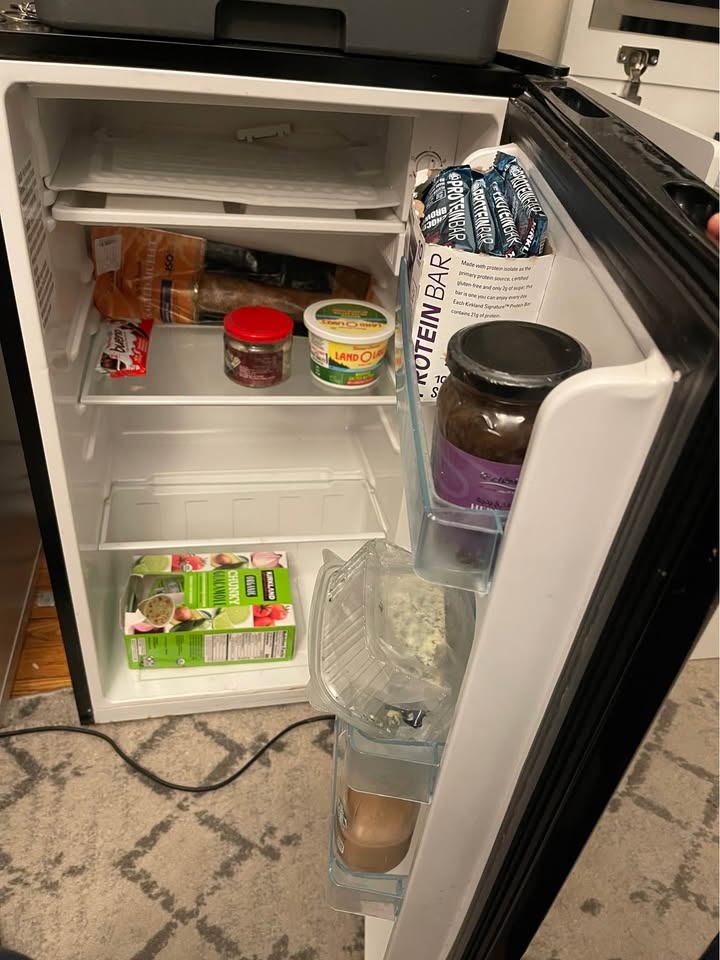 Mini fridge with freezer shelf - photo 2