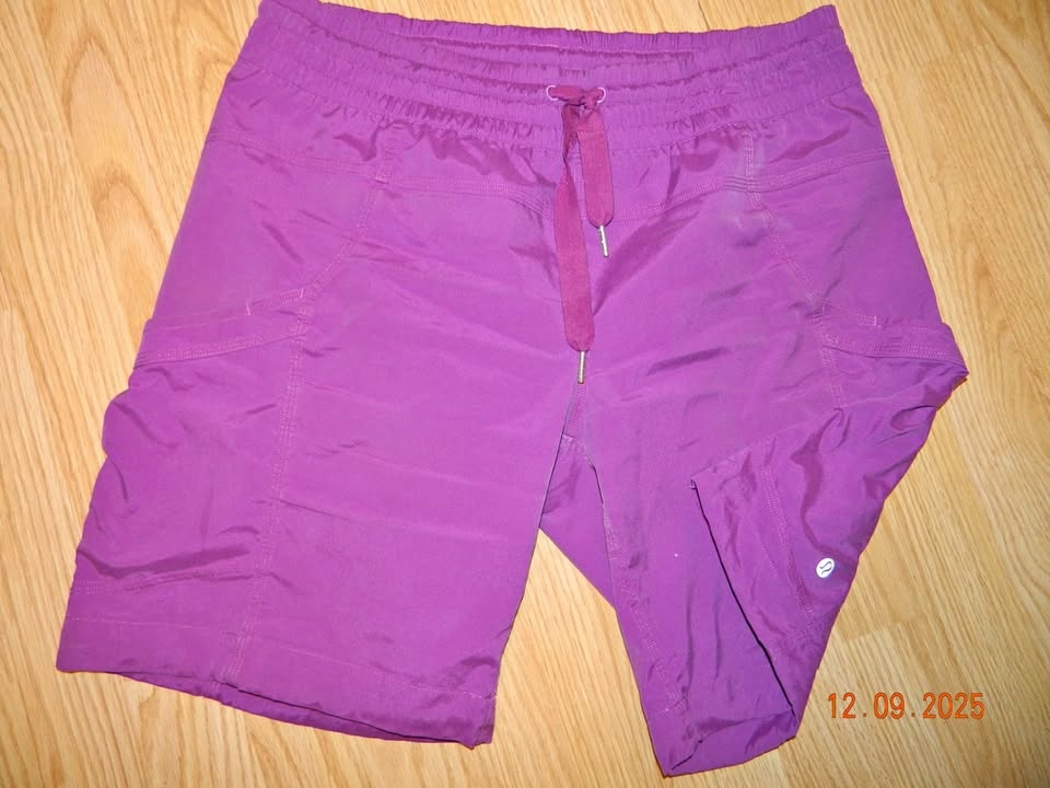 LULULEMON SEEK THE PEAK SHORT size 8..VGUC..