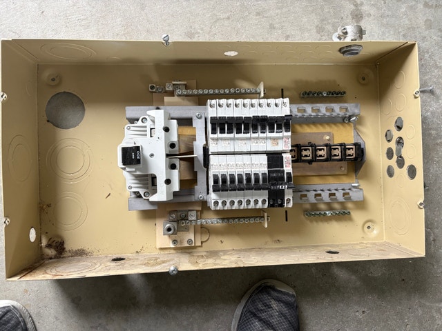 200 Amp Electrical Panel - Federal Pioneer - photo 4
