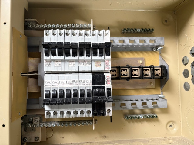 200 Amp Electrical Panel - Federal Pioneer - photo 5