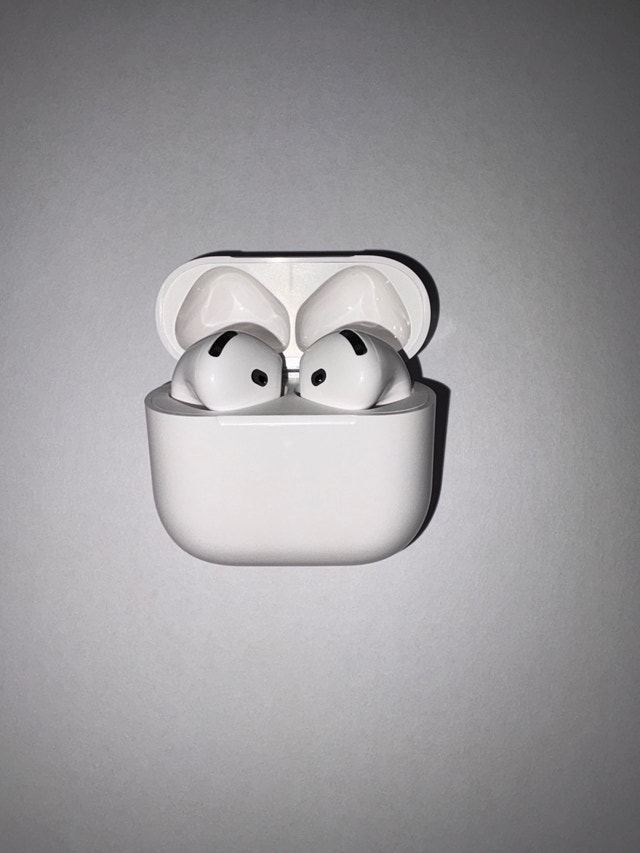 AirPod 4’s with charging case - photo 5