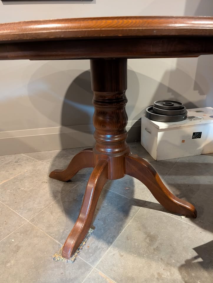 Beautiful Solid Oak Round Table - Moving Sale - photo 3