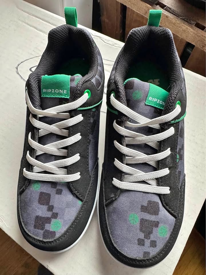 Price drop! Riptide children’s no-tie size 3 shoes!
