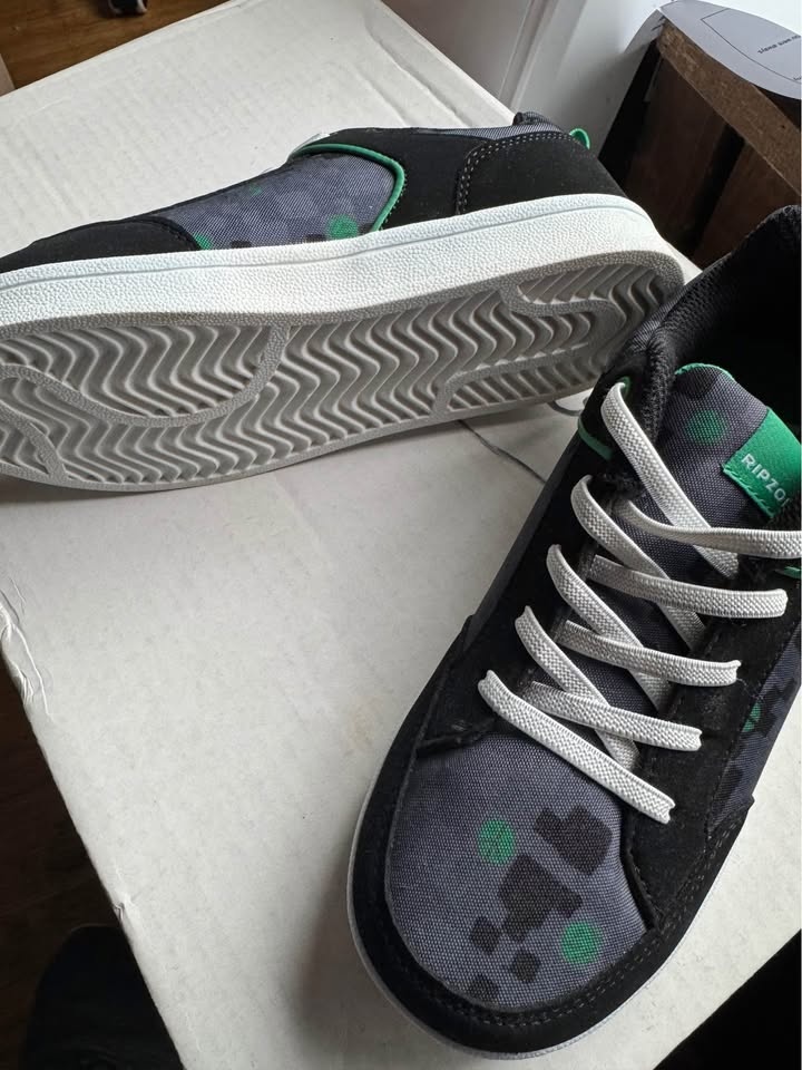 Price drop! Riptide children’s no-tie size 3 shoes! - photo 2