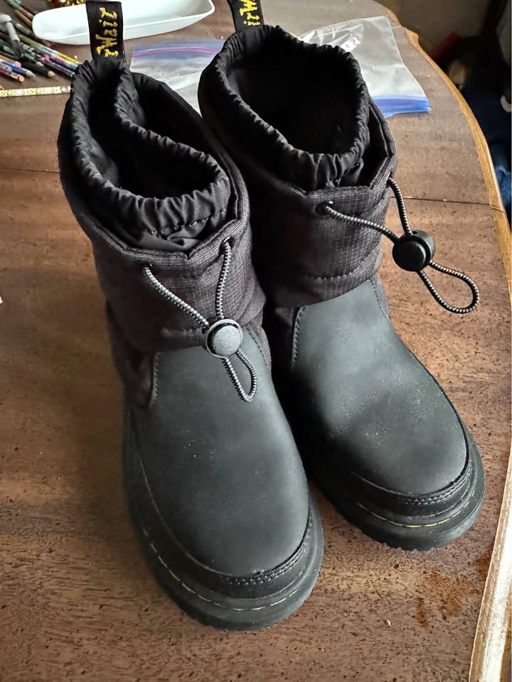 Price drop! Deluxe Children’s Winter Boots Never Worn