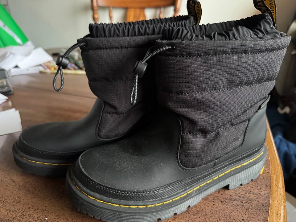 Price drop! Deluxe Children’s Winter Boots Never Worn - photo 2