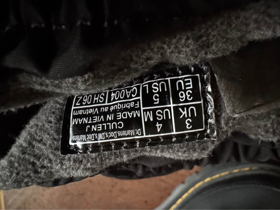 Price drop! Deluxe Children’s Winter Boots Never Worn - photo 3