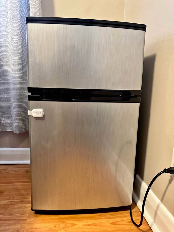 Insignia 3 Cu Ft Mini Fridge