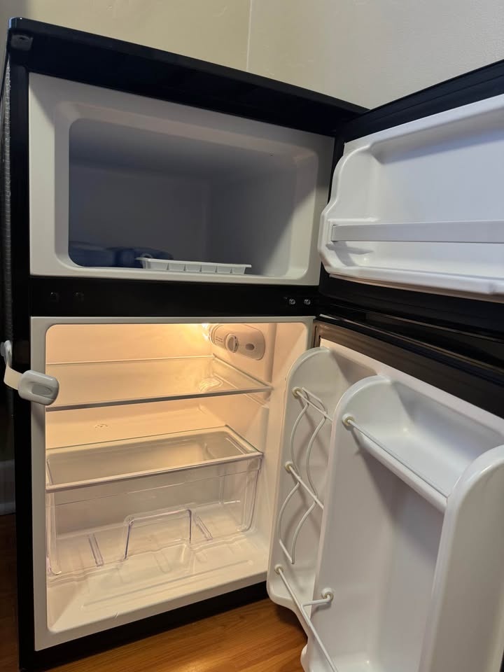Insignia 3 Cu Ft Mini Fridge - photo 2