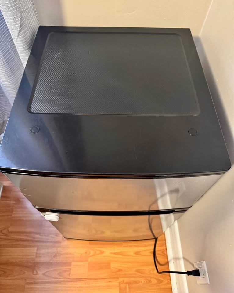 Insignia 3 Cu Ft Mini Fridge - photo 3