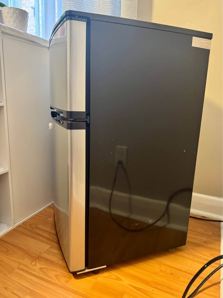 Insignia 3 Cu Ft Mini Fridge - photo 5