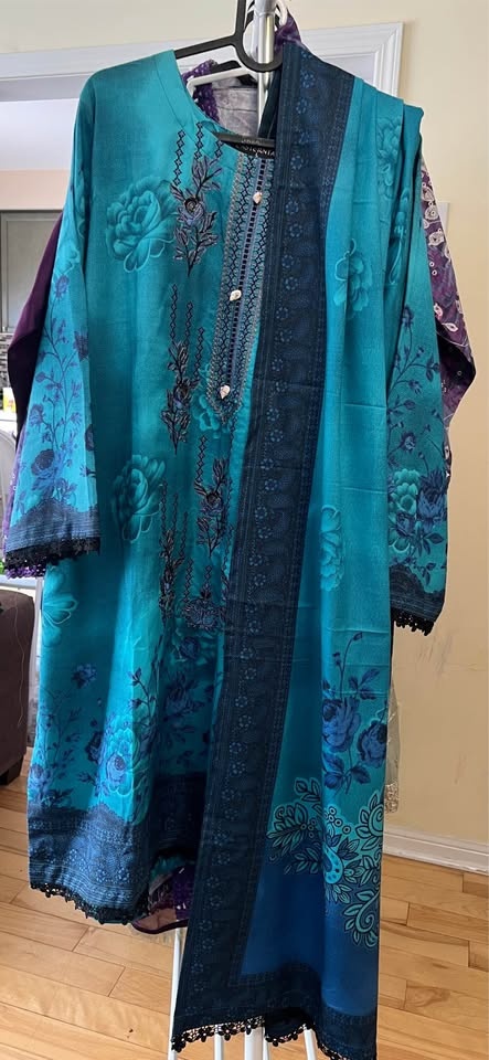 Beautiful 3Pcs Embroidered and laced Suits - photo 2