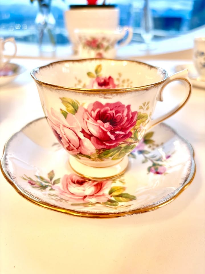 Vintage Royal Albert "American Beauty" China - photo 2
