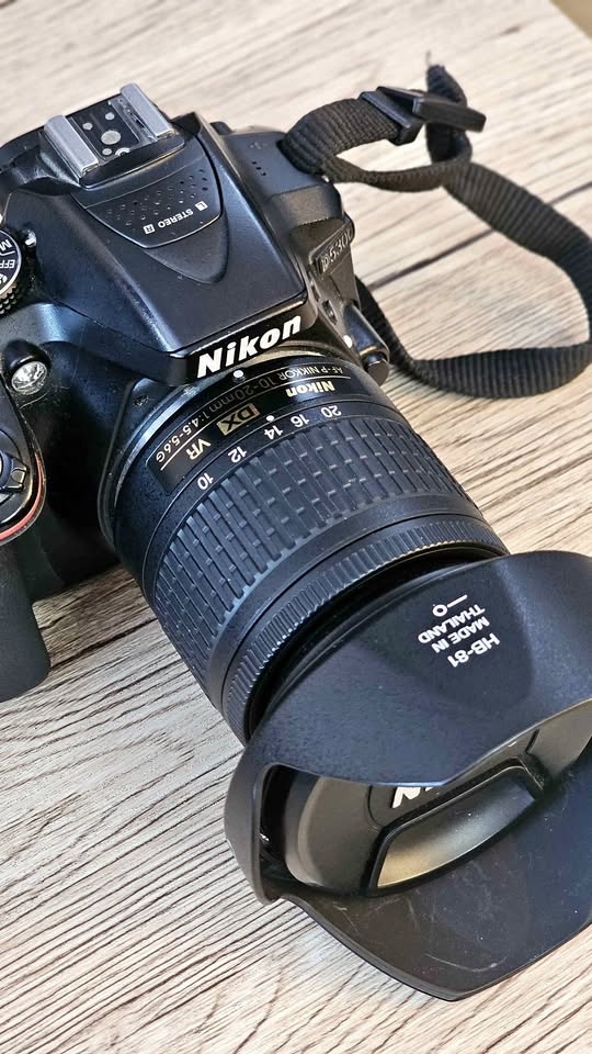 Nikon 10-20mm f/4.5-5.6G VR Wide Angle Lens + Hood