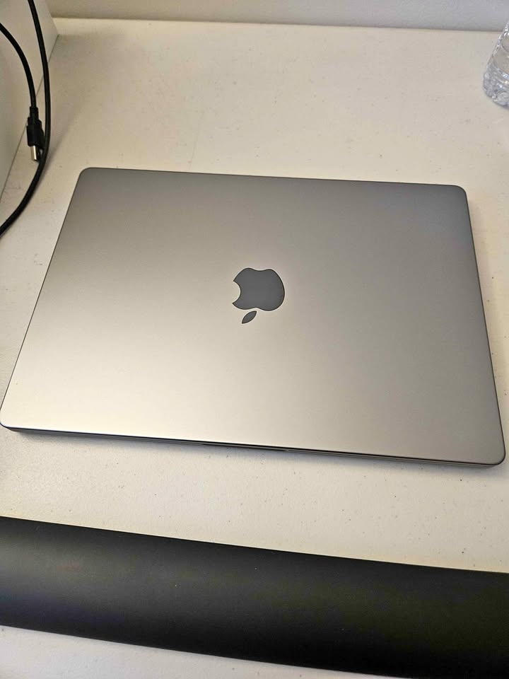 M1 Pro Macbook Pro 14" (16GB RAM, 512GB SSD)