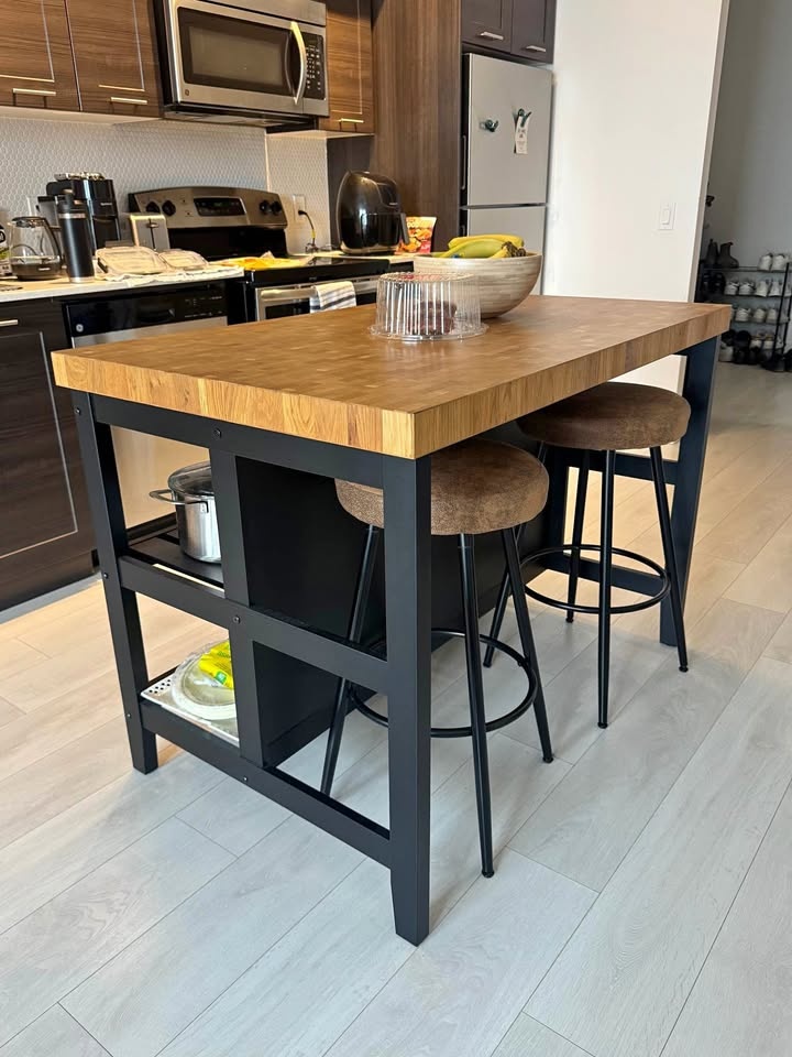 VADHOLMA Kitchen Island *EXCELLENT CONDITION*
