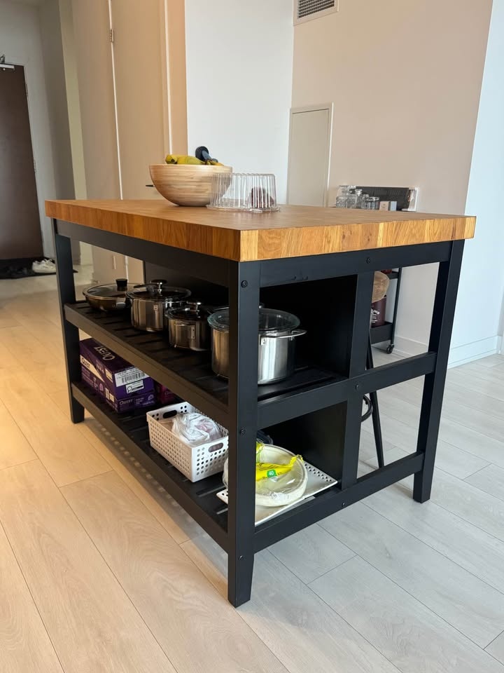 VADHOLMA Kitchen Island *EXCELLENT CONDITION* - photo 2