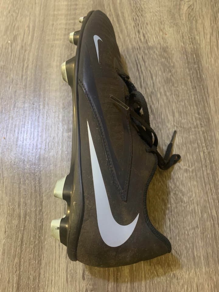 Nike Phantom 6 Club Cleats Size 9