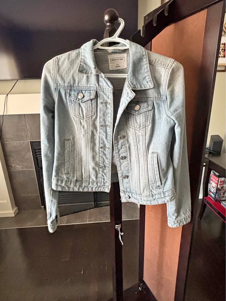 Cute light wash Jean Jacket