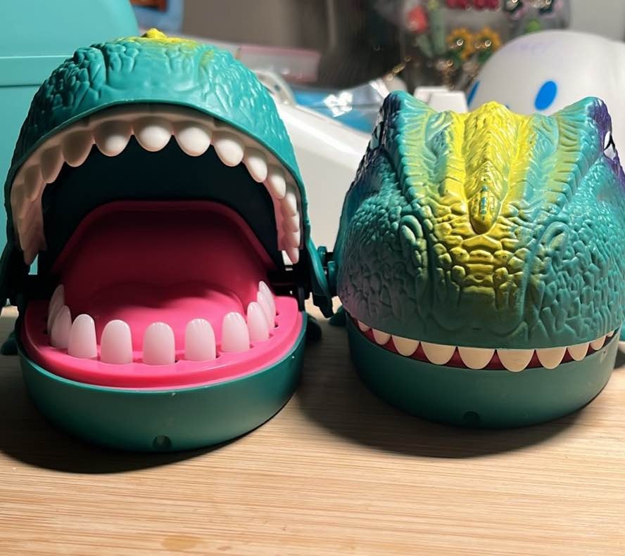 Dinosaur finger biting toy - photo 2