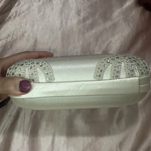 Badgley Mischka Off White Clutch Purse w/ Gold Chain & Diamond D - photo 3