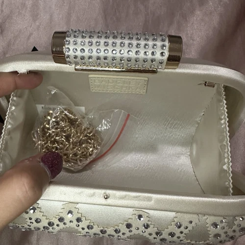 Badgley Mischka Off White Clutch Purse w/ Gold Chain & Diamond D - photo 4