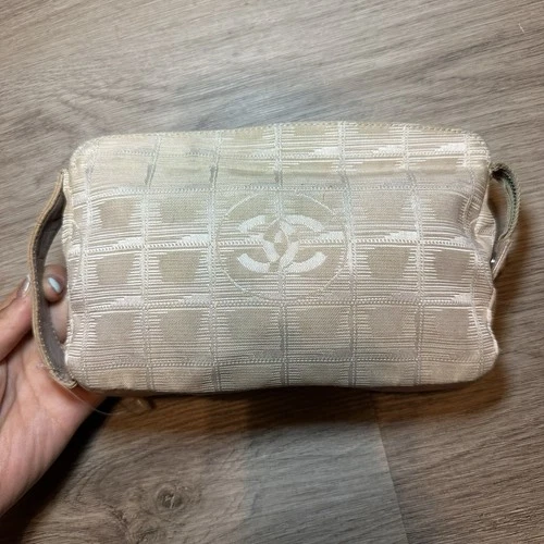 CHANEL Authentic Beige Grid Pattern Travel Pochette - photo 3