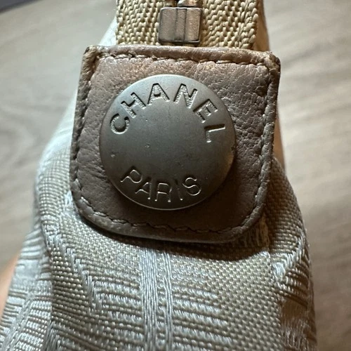 CHANEL Authentic Beige Grid Pattern Travel Pochette - photo 4