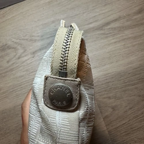 CHANEL Authentic Beige Grid Pattern Travel Pochette - photo 5