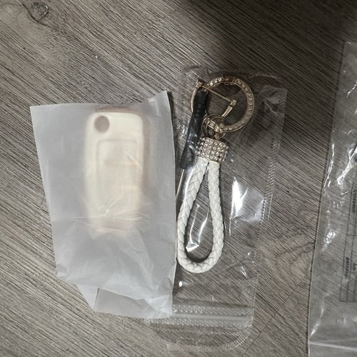 NIP Car Key Holder & Rhinestone Key Chain Set - photo 5