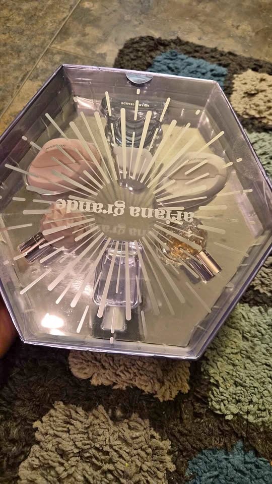 Ariana grande perfume sampler