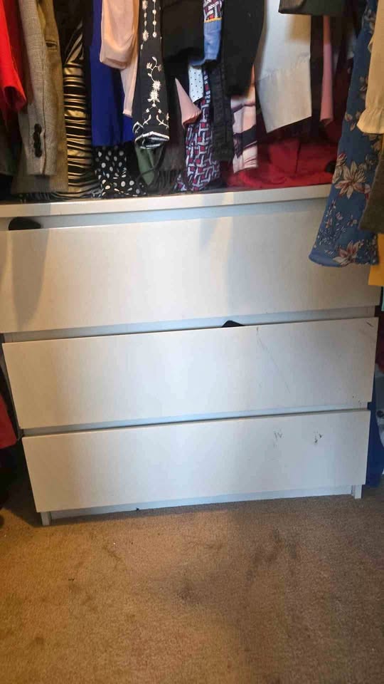 Dresser With 3 Drawer.