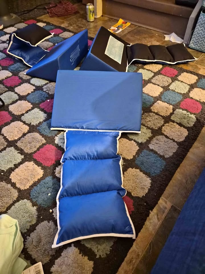 Bed wedge with extra cushions