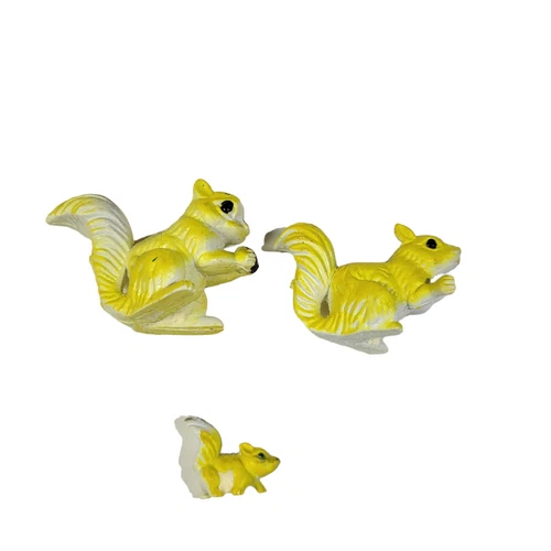 Vintage Miniature Squirrels Chipmunks Figures Made In Hong Kong - photo 2