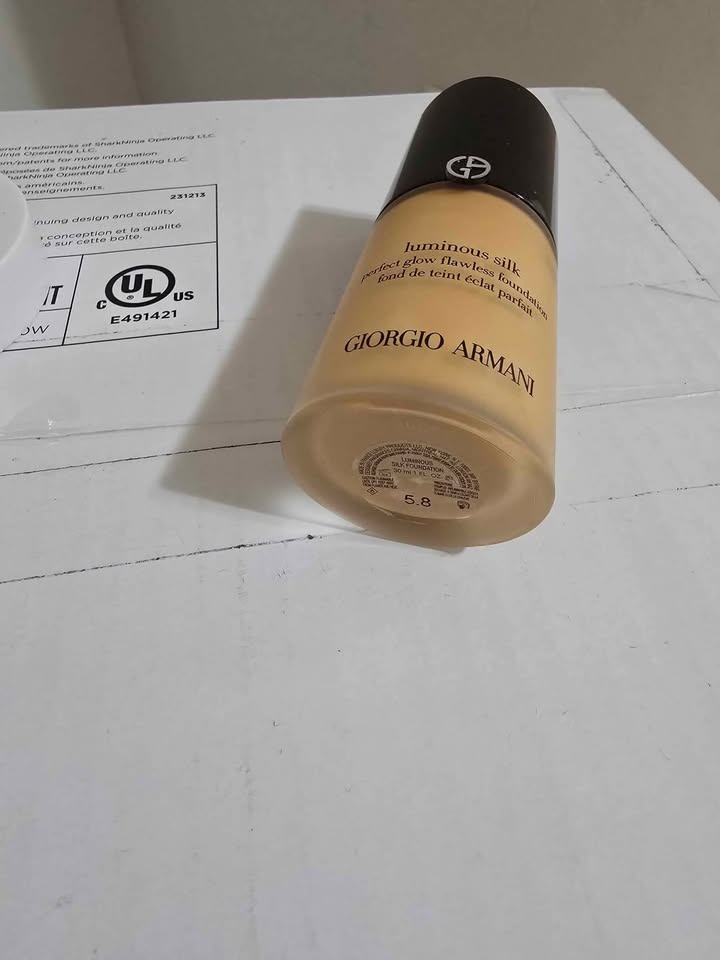 Giorgio Armani Luminous Silk Foundation - Shade 5.8 - photo 3