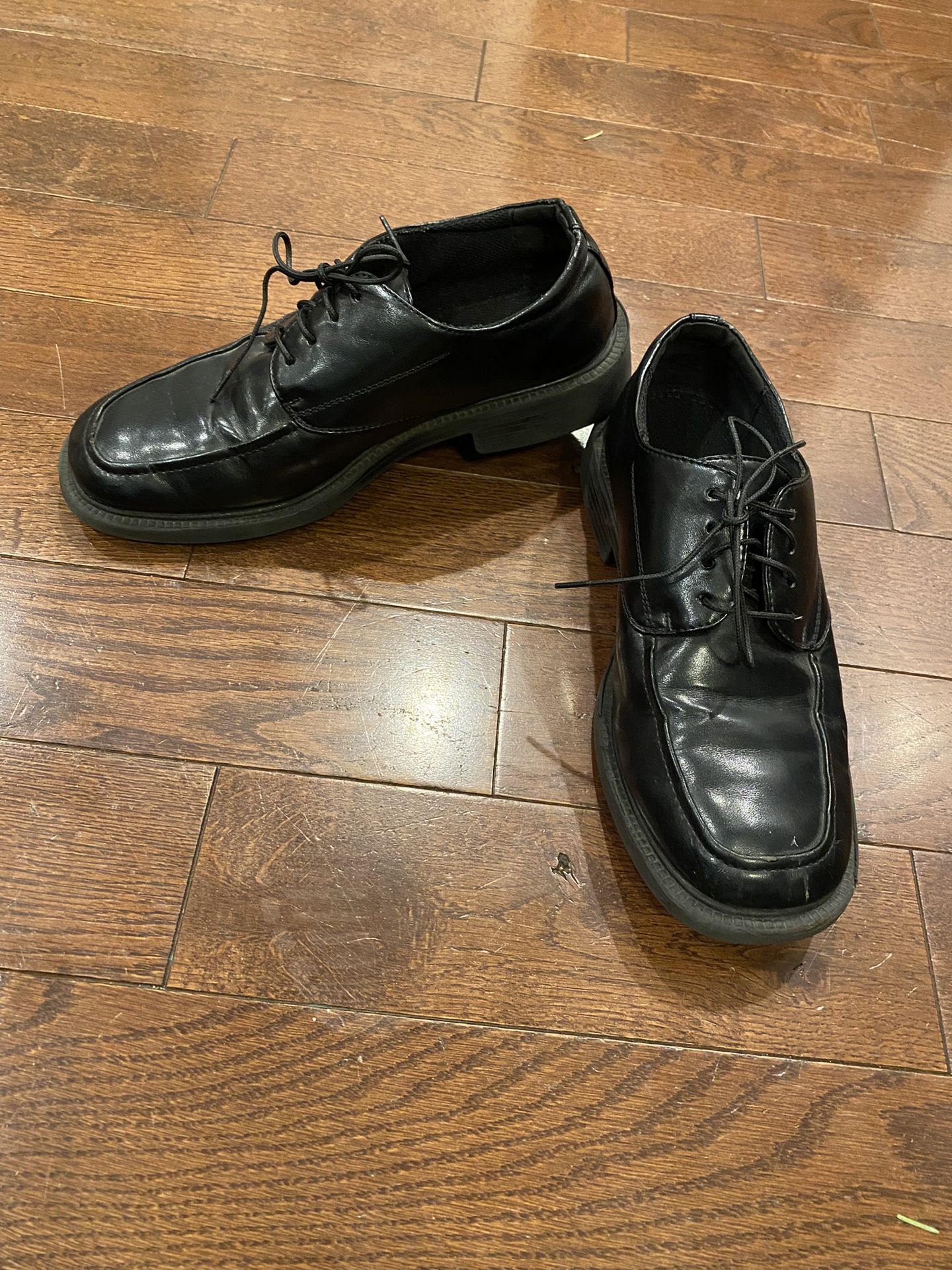 Boys Size 5.5 Black Dress Shoes $8