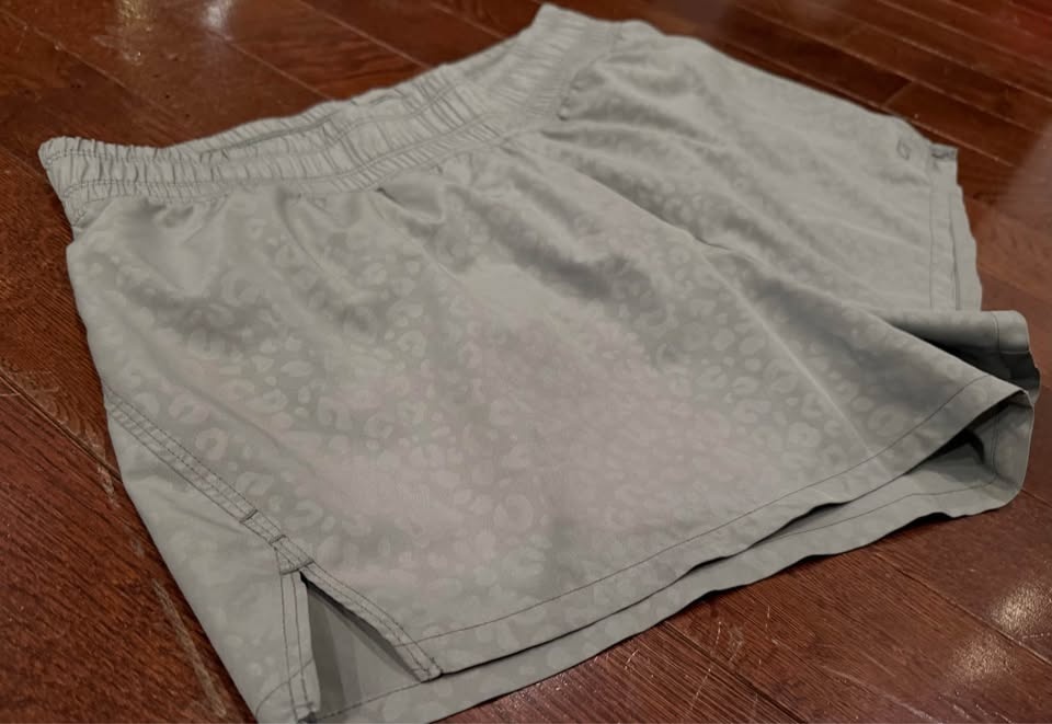 Women’s Medium Gap fit Running Shorts $10 - photo 2