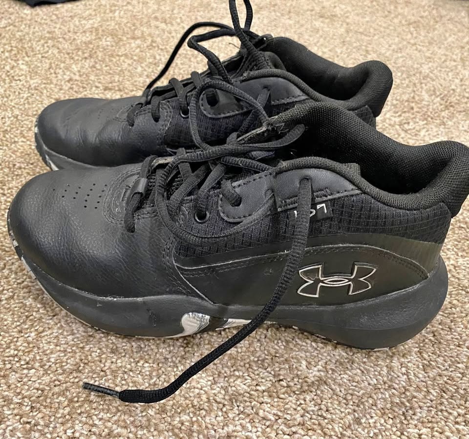 Kids / Boys Basketball Shoes Size 4.5Y