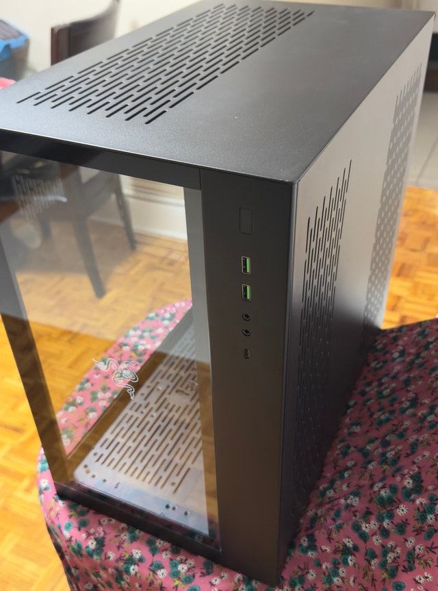 Lian Li Razer Tomahawk ATX Mid-Tower Gaming PC Case - photo 2
