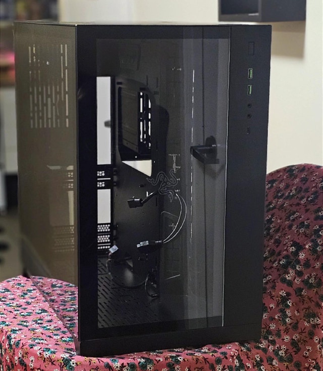 Lian Li Razer Tomahawk ATX Mid-Tower Gaming PC Case - photo 3