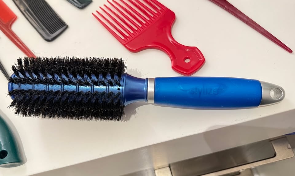 Mix of Hair Combs and 1 Round Brush with Soft Handle - photo 2
