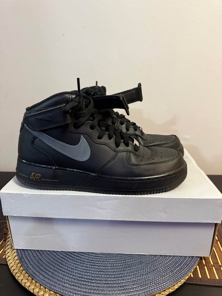 NIKE AIRFORCE 1’s SIZE 9 mens - photo 2