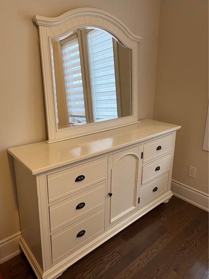 Queen Size: White Solid Wood Bedroom Set – Bed, Dresser, Mirror - photo 2