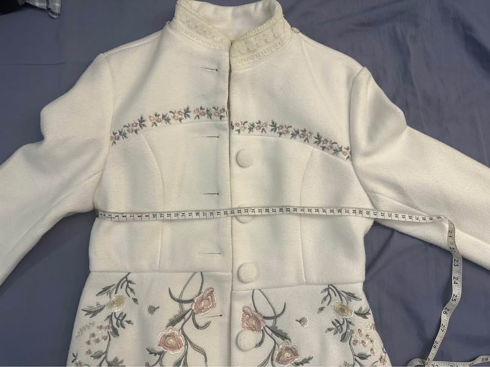 Cute embroidered white coat - photo 2
