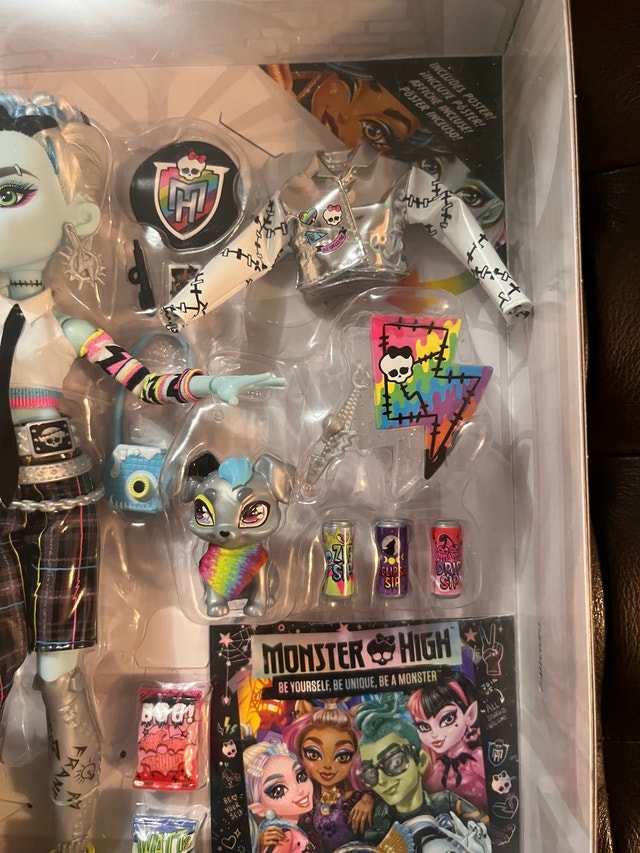 Brand NEW Monster High Frankie Stein Welcome Commitee Doll - photo 3